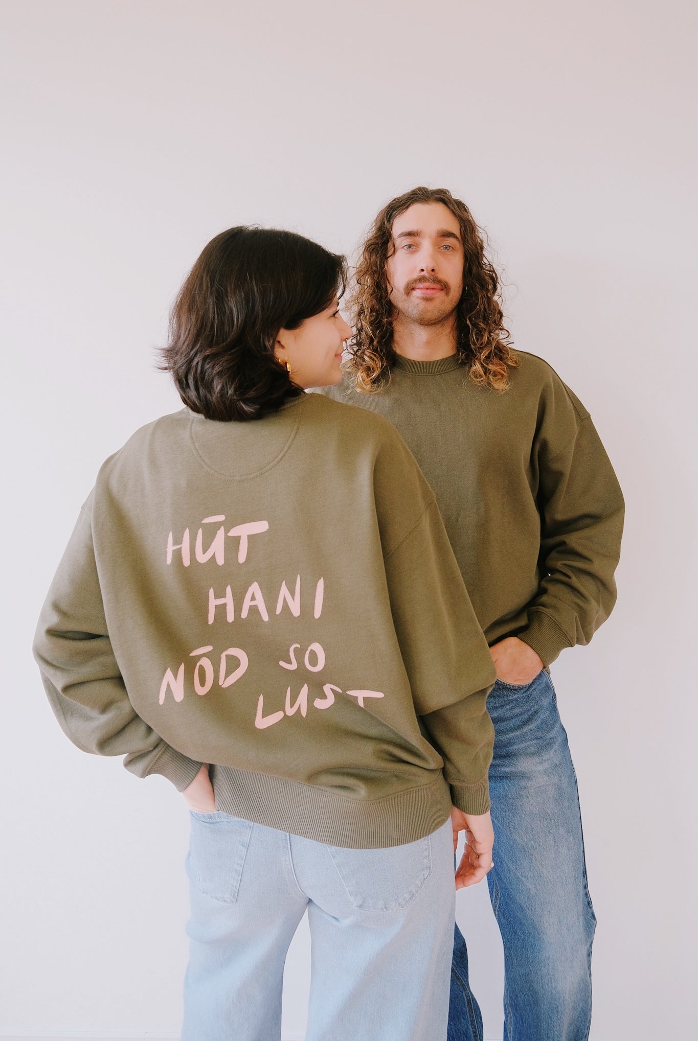 Unisex Sweatshirt - HÜT HANI NÖD SO LUST - Khaki / Rose - collab zürich