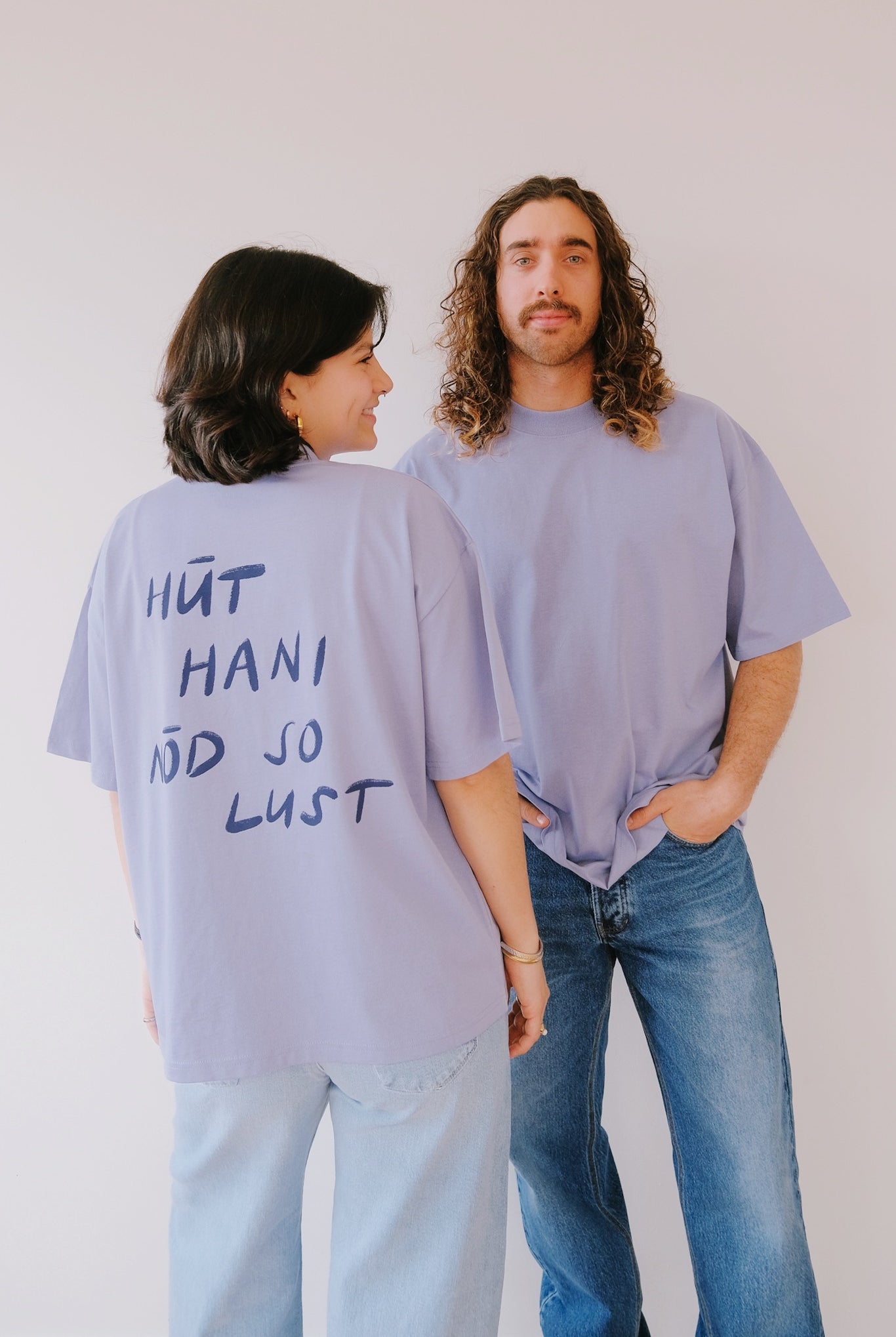Unisex Oversized T-Shirt - HÜT HANI NÖD SO LUST - Violet / Navy - collab zürich