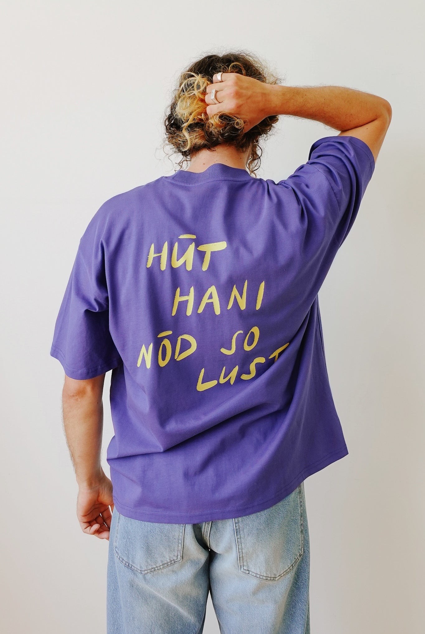 Unisex Oversized T-Shirt - HÜT HANI NÖD SO LUST - Dusk / Yellow - collab zürich