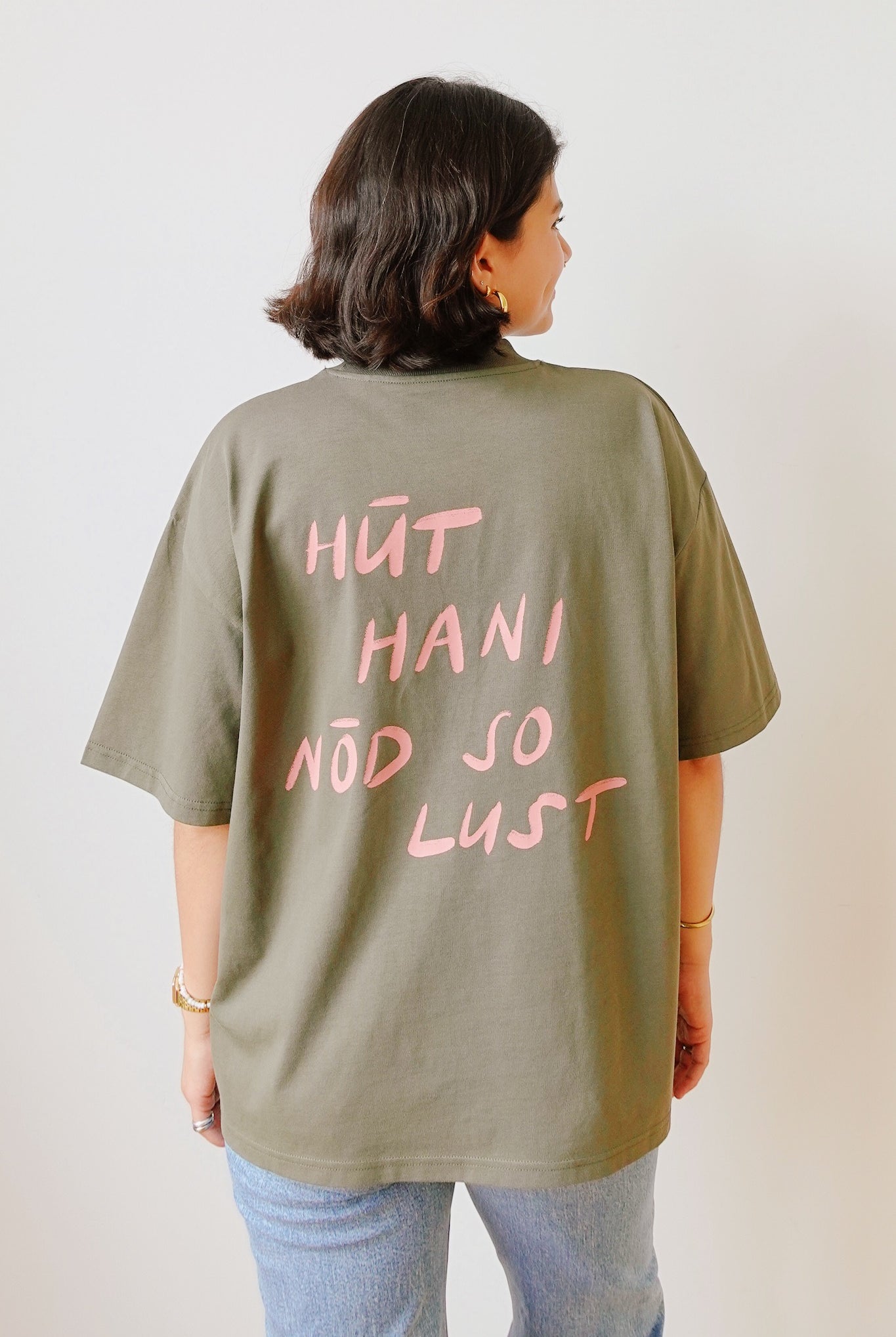 Unisex Oversized T-Shirt - HÜT HANI NÖD SO LUST - Khaki / Rose - collab zürich
