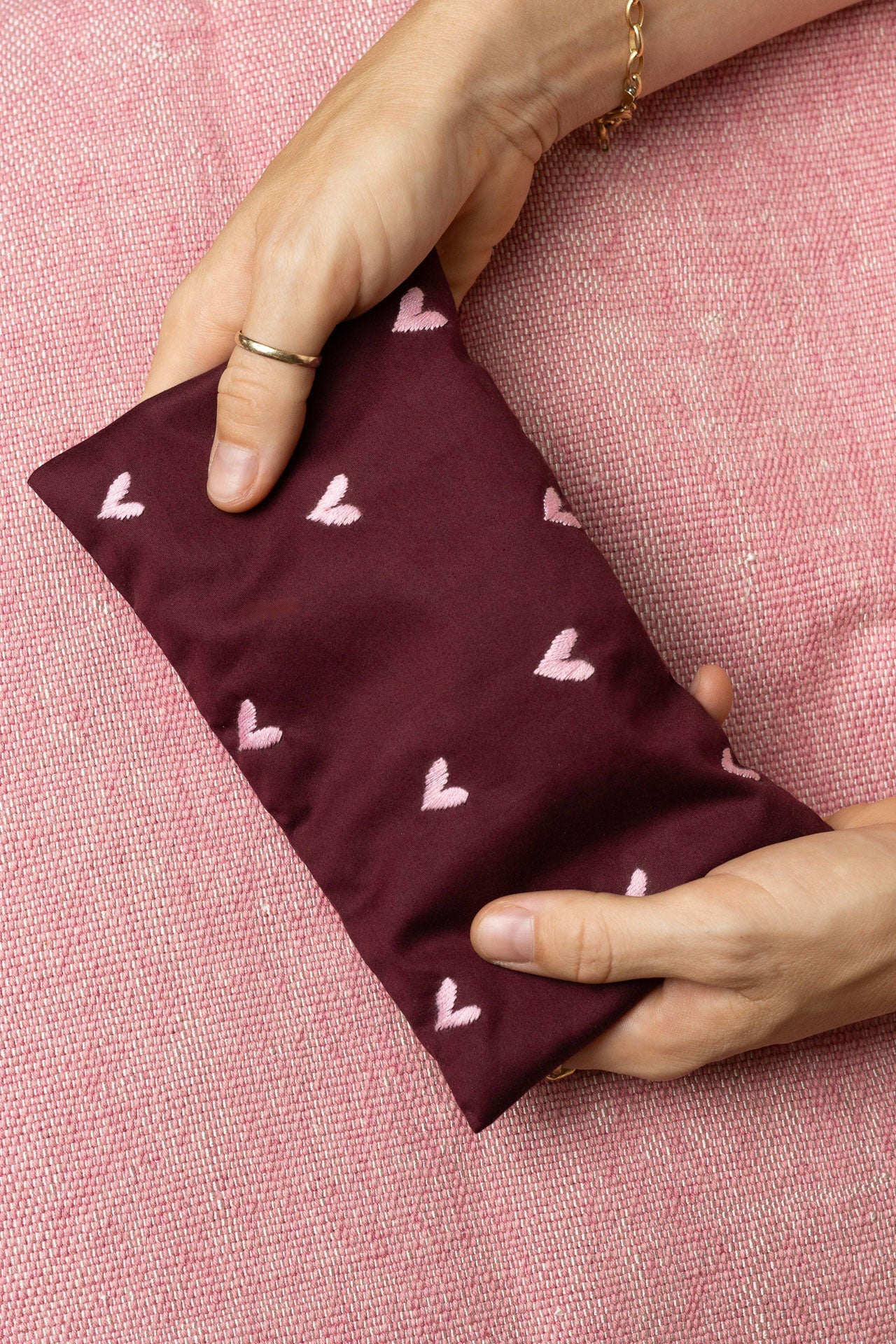 Eye Pillow - RAHA Hearts - Bordeaux - collab zürich