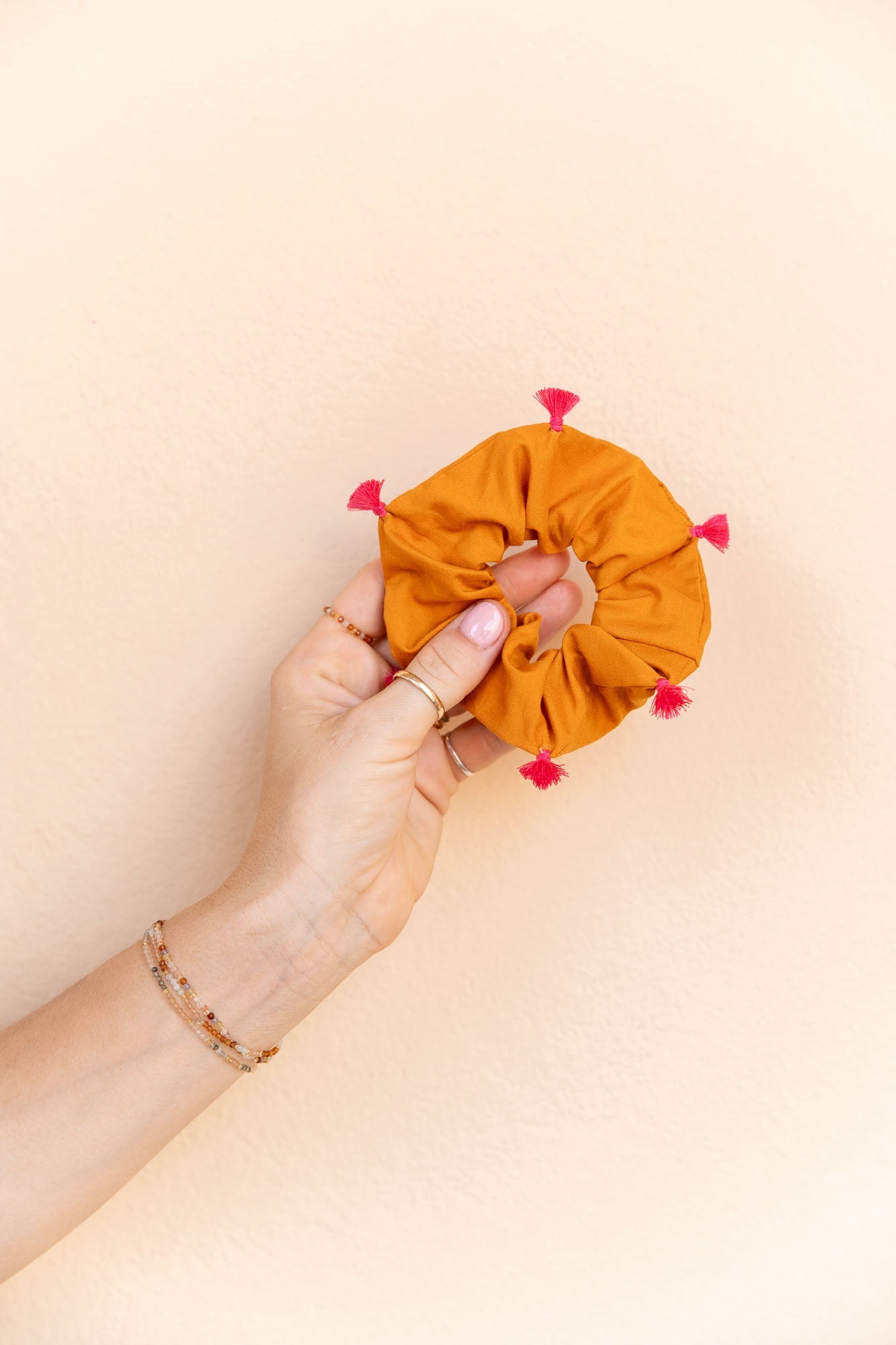 Scrunchie - MEDINA cotton - orange tassel - collab zürich