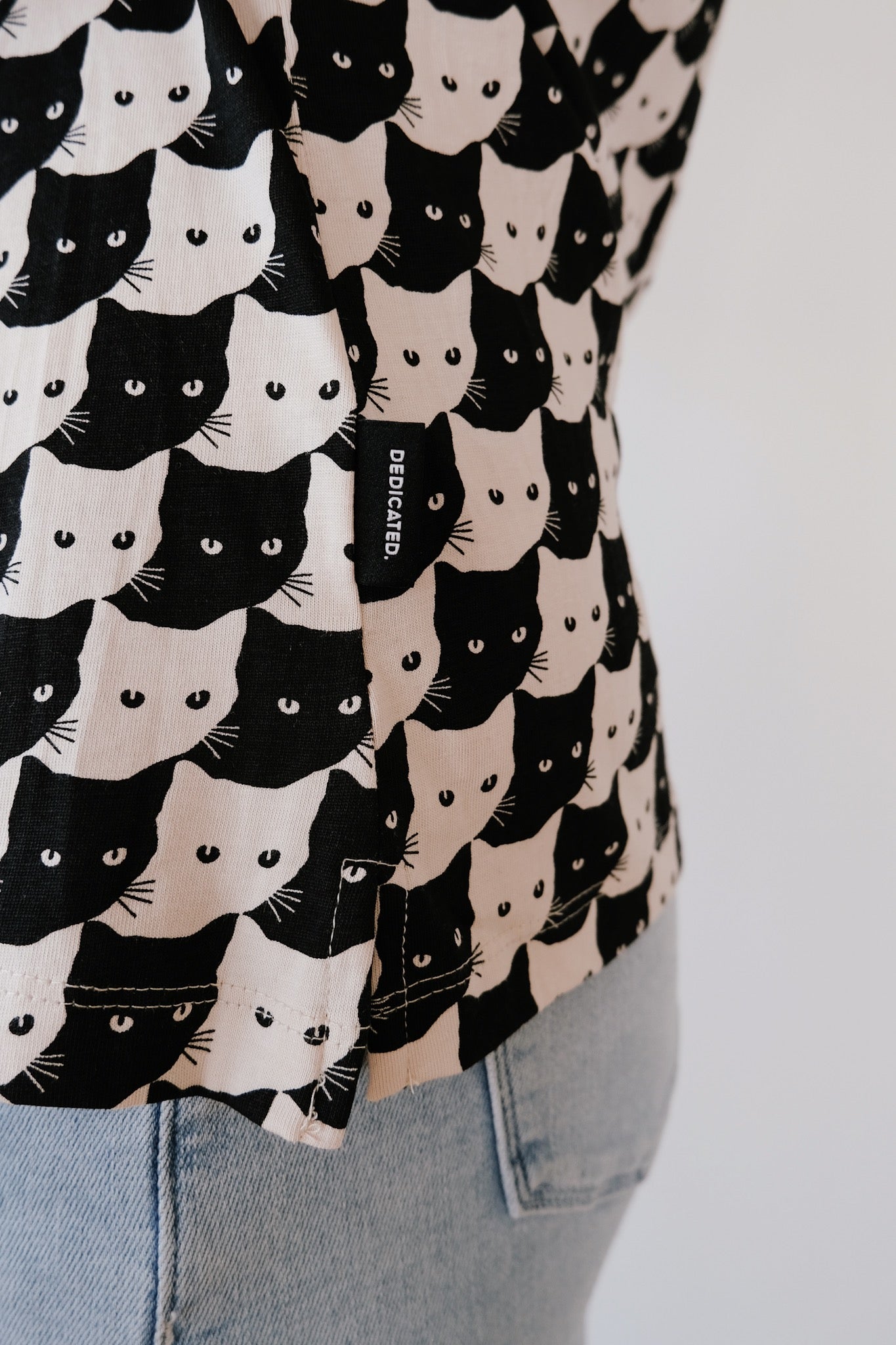 T-Shirt - Visby - Pepita Cats Oat White - collab zürich