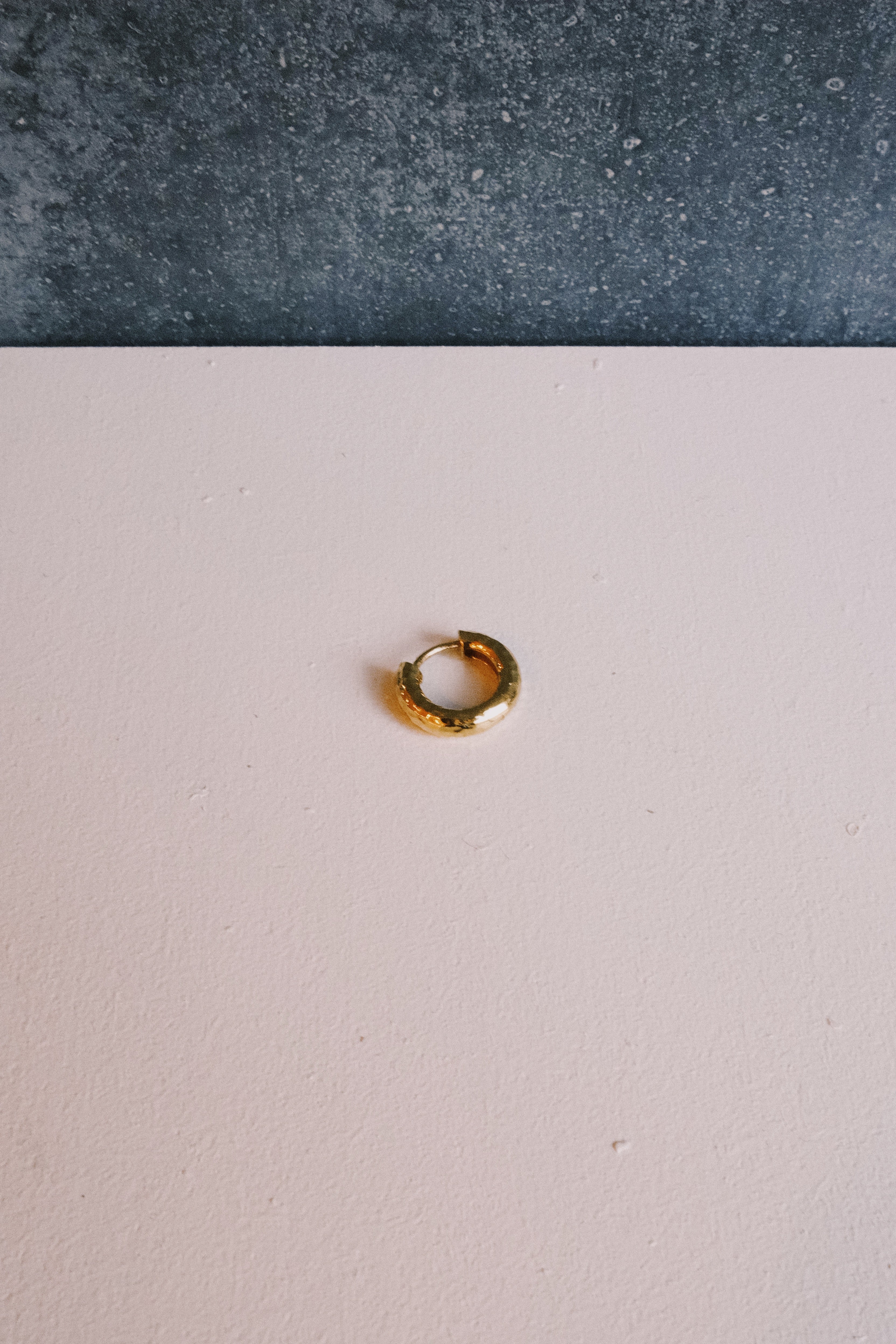 single hoop - click - hammered - collab zürich