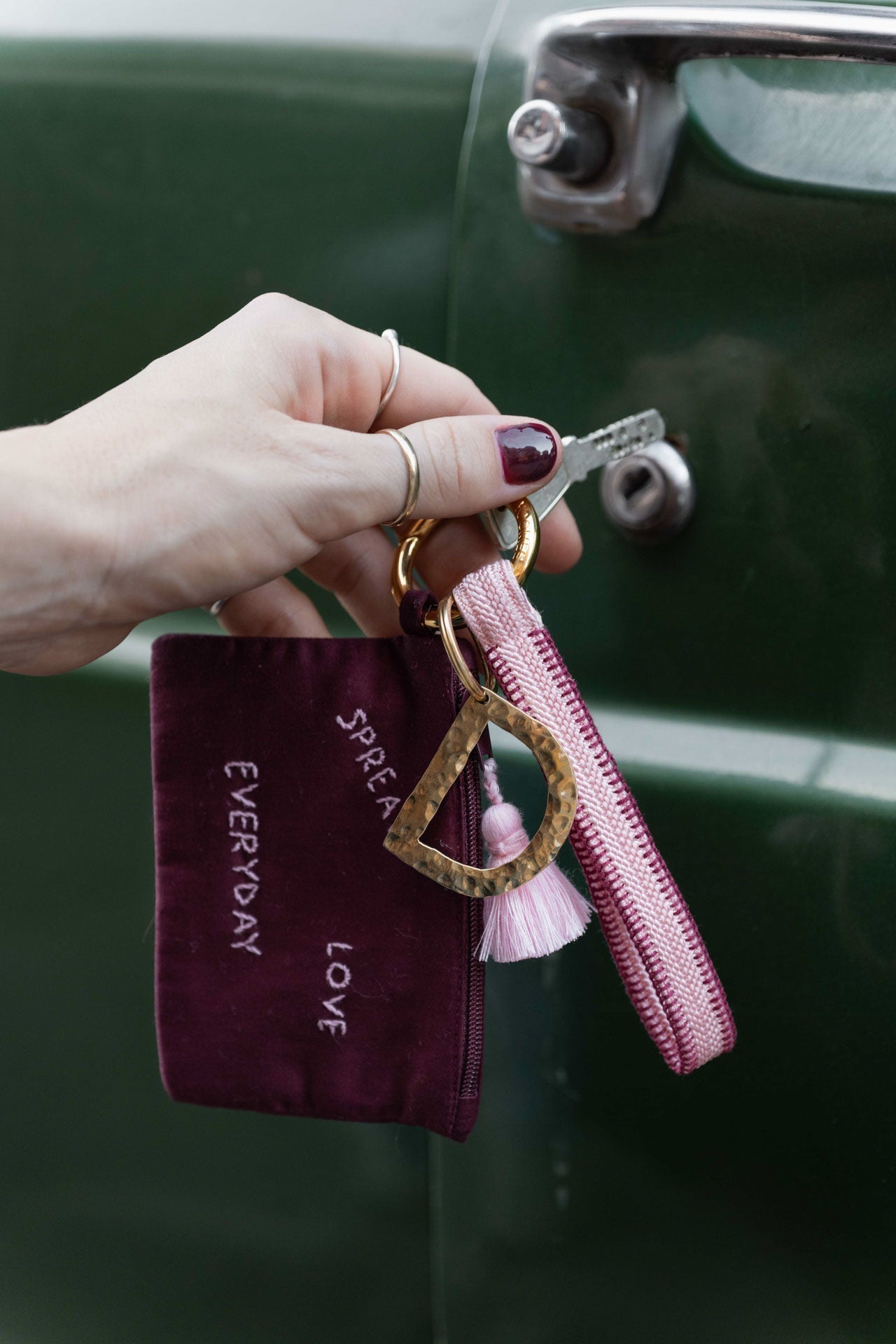 keychain loop - ZAHRA hbik - rose - collab zürich