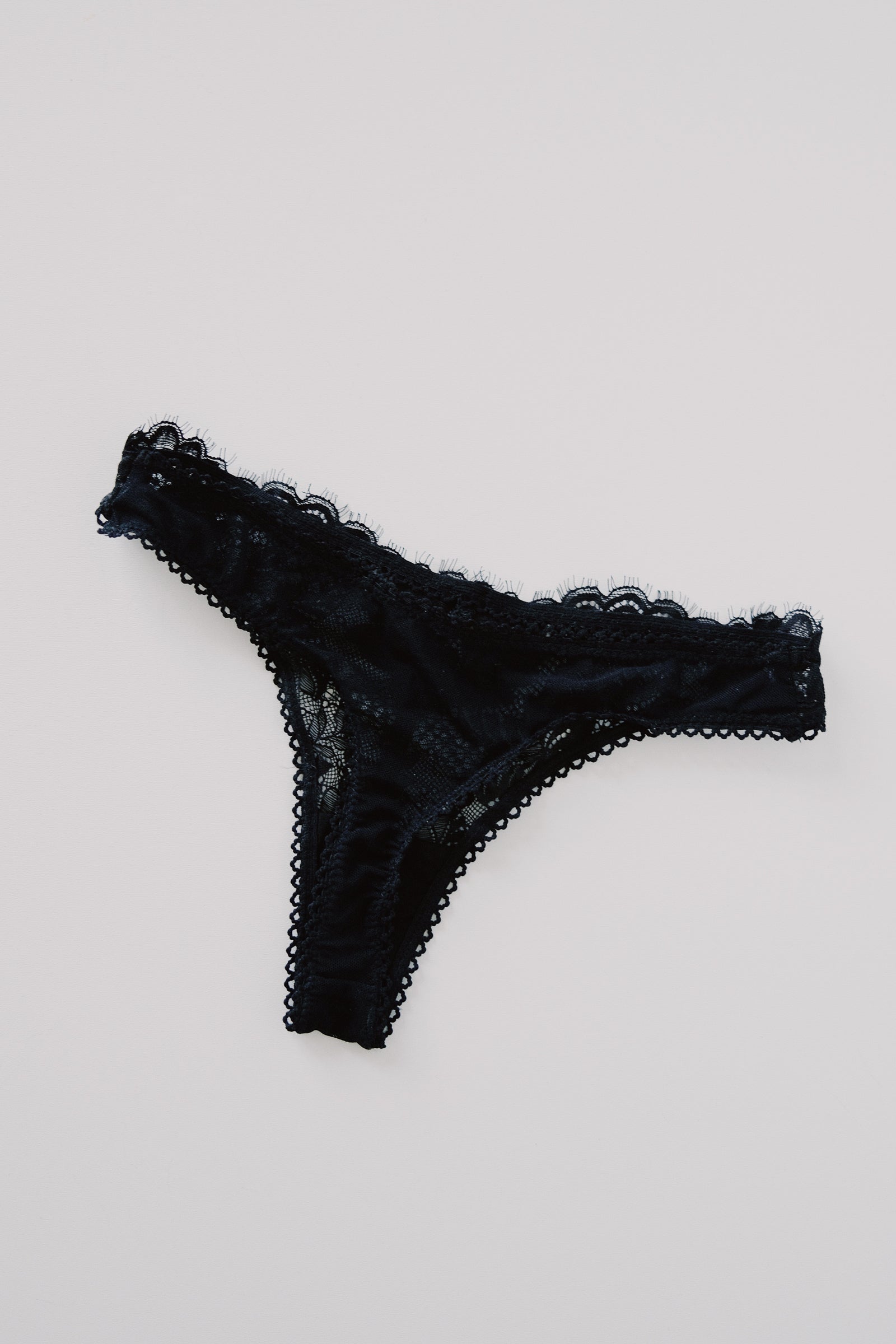 soft lace lace thong - millie 90's - collab zürich