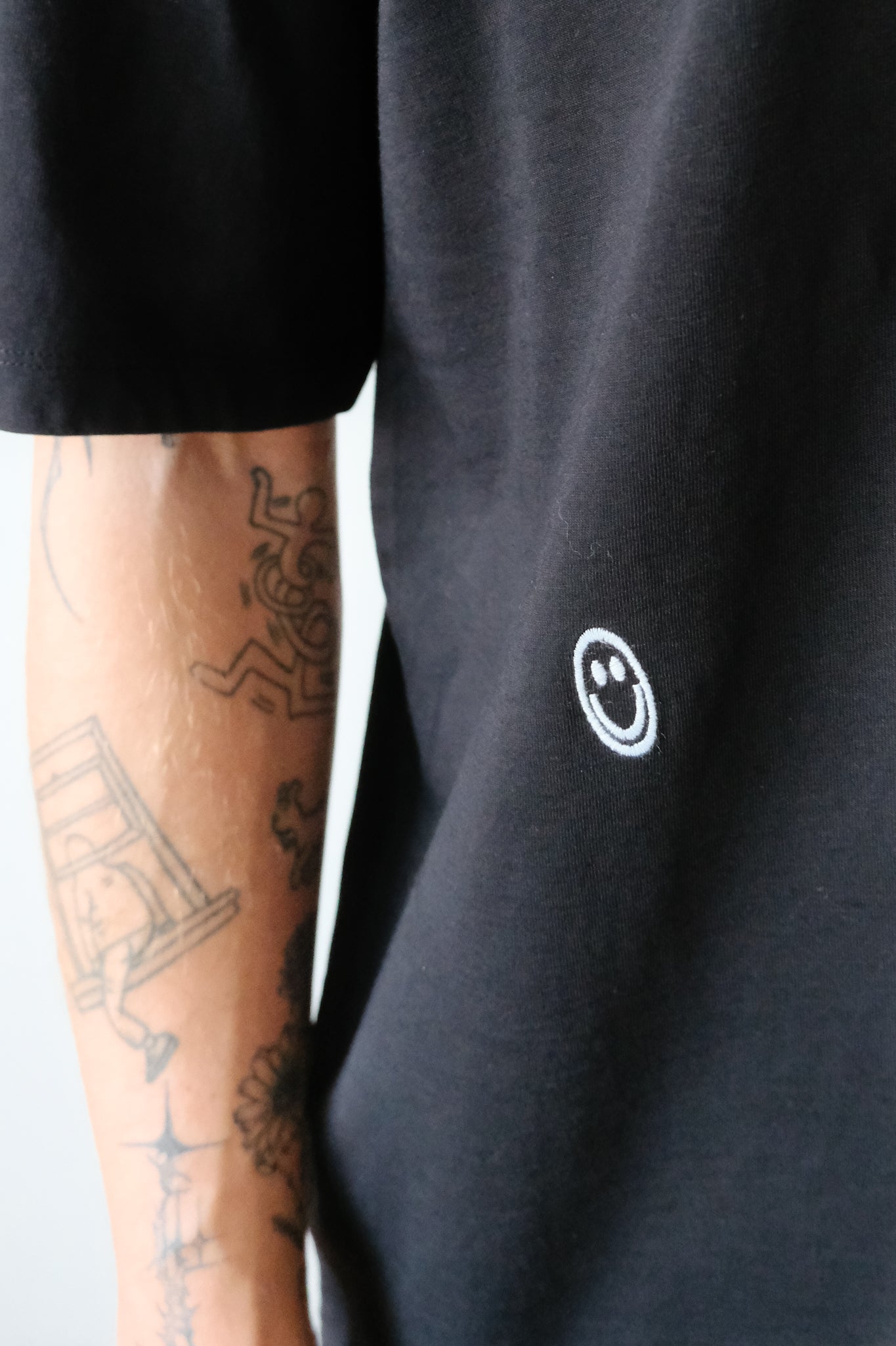 unisex t-shirt - wavy logo - black - collab zürich