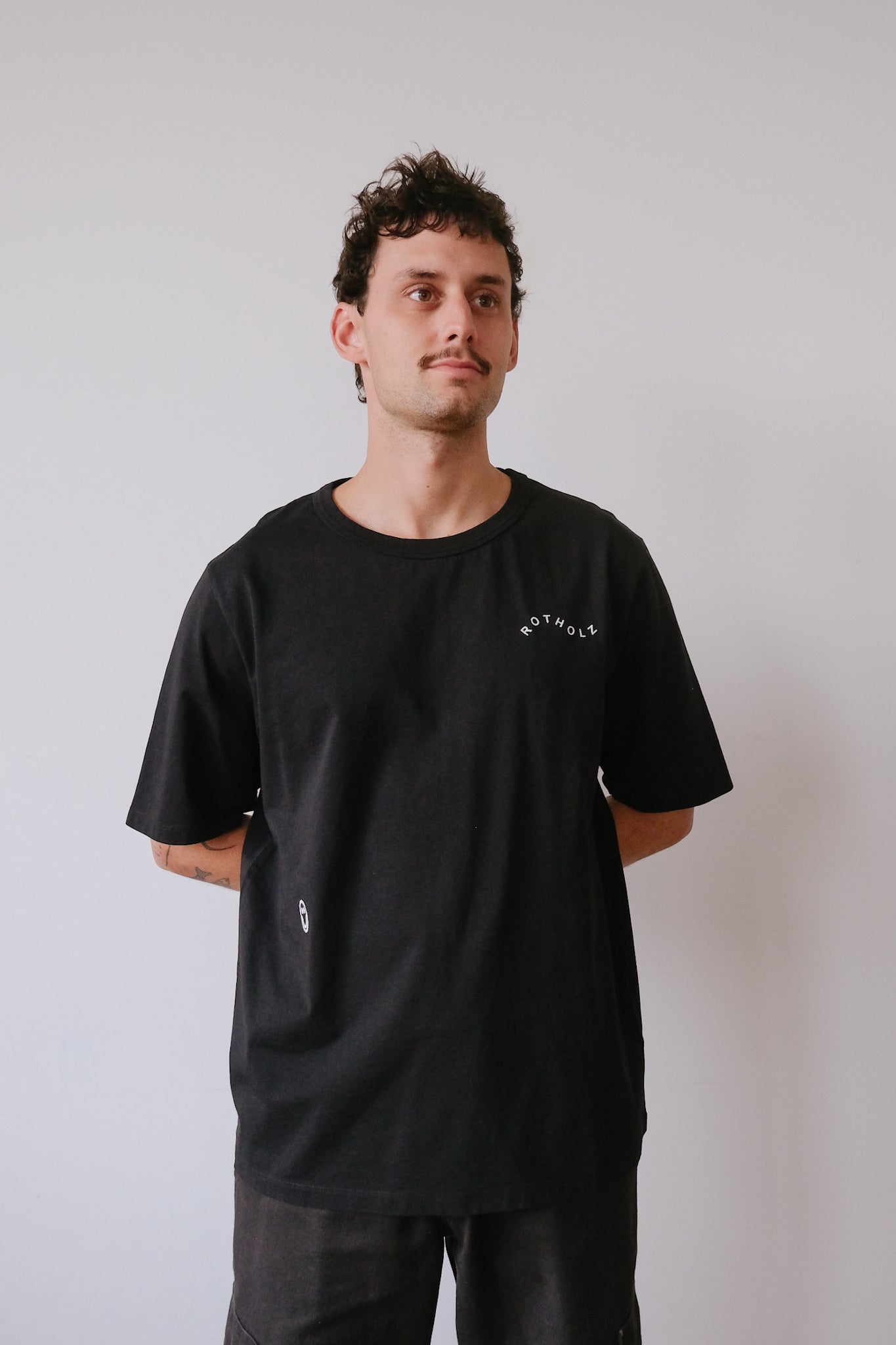 unisex t-shirt - wavy logo - black - collab zürich