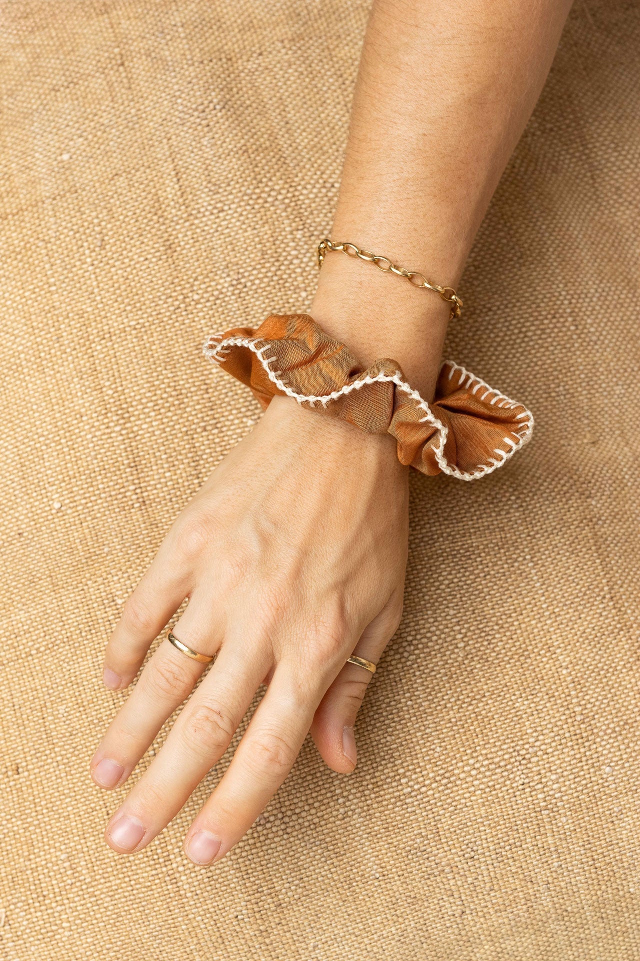 Scrunchie - MEDINA silk - cognac hbik - collab zürich