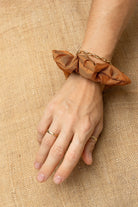 Scrunchie - MEDINA silk - cognac - collab zürich