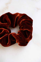 scrunchie - MEDINA velvet silk - fire orange - collab zürich