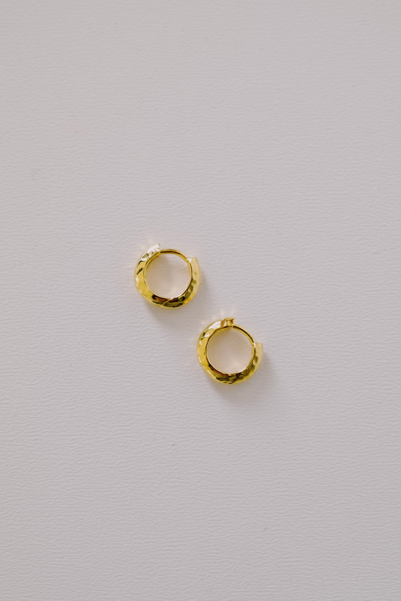 single hoop - click - hammered - collab zürich