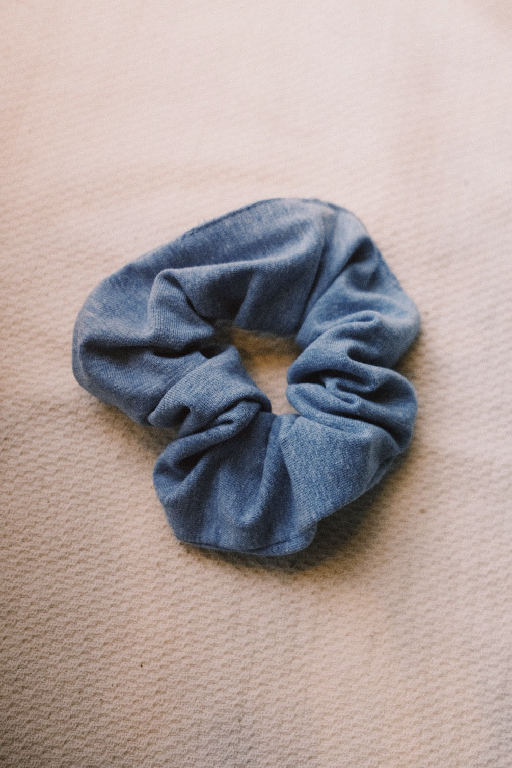scrunchie - sky blue - collab zürich