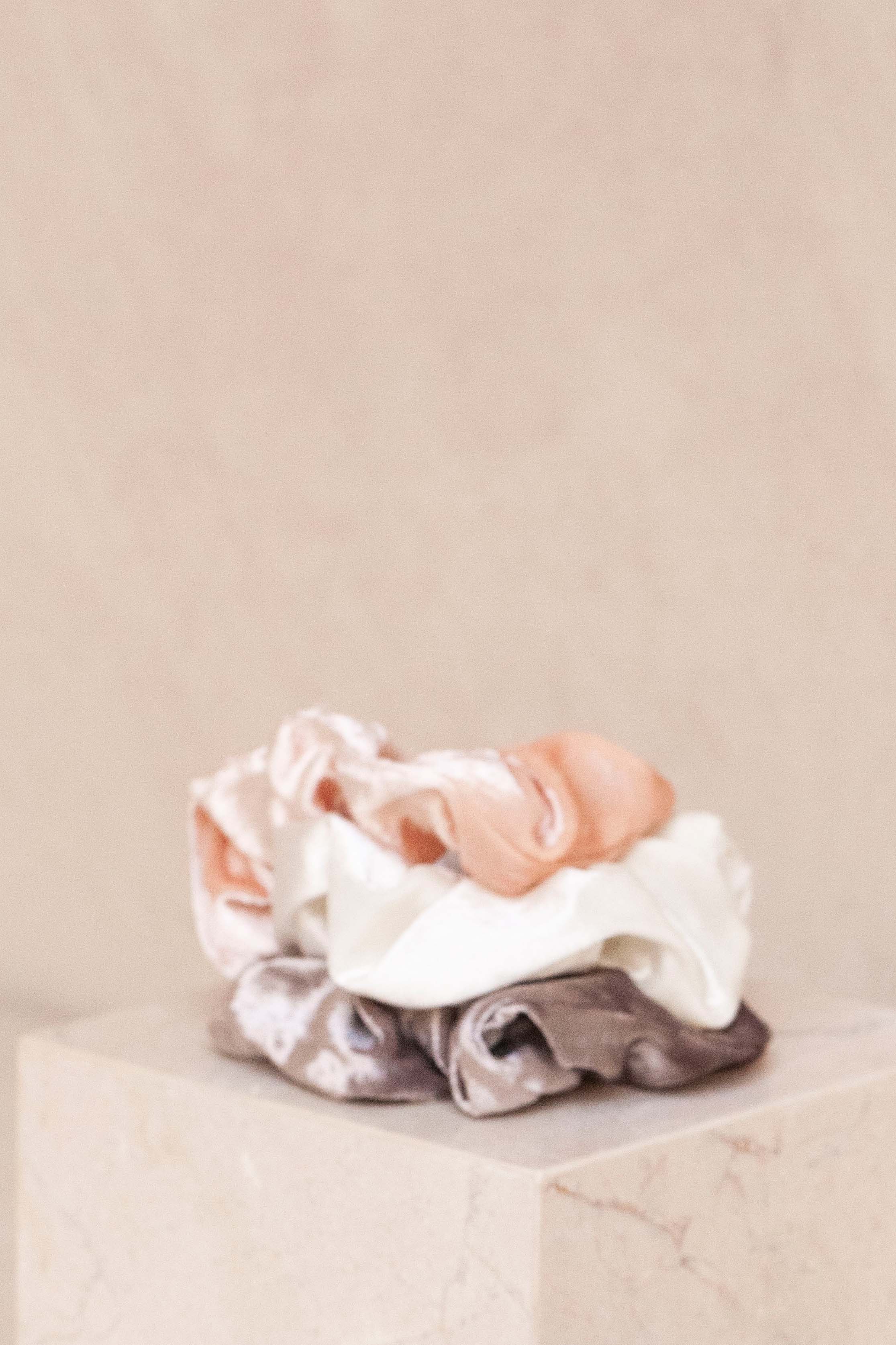 scrunchie - MEDINA - velvet - peach - collab zürich